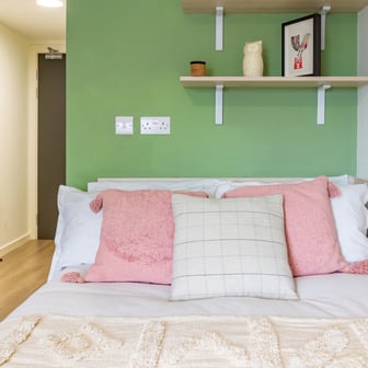 Gold En Suite - Image 2